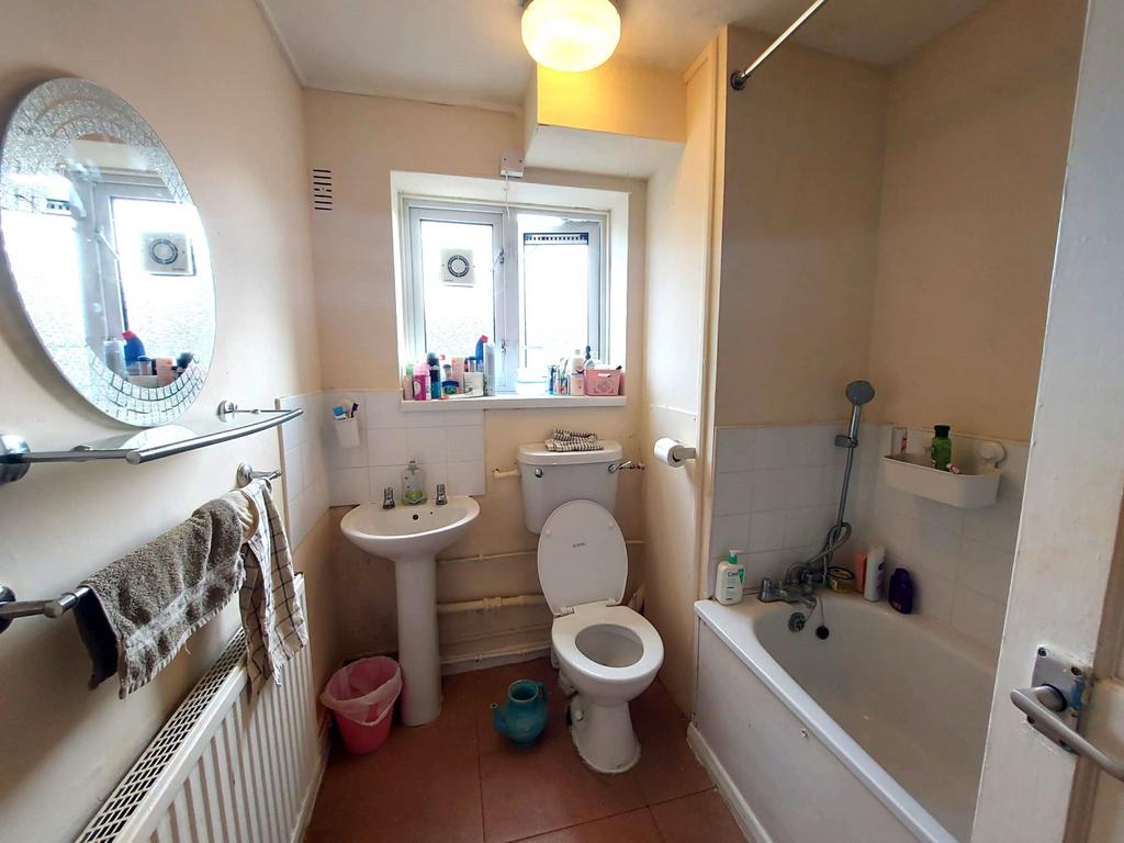 Apartment in Snaresbrook - More