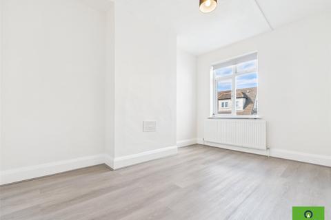 2 bedroom flat to rent, Hornchurch Road, Hornchurch RM11