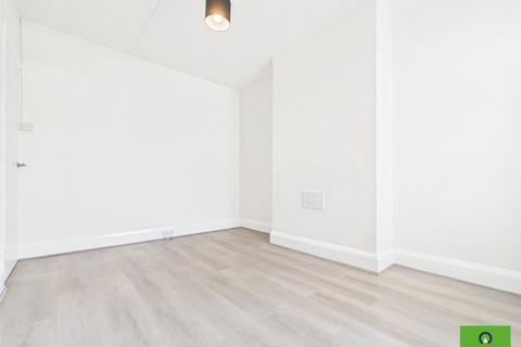 2 bedroom flat to rent, Hornchurch Road, Hornchurch RM11