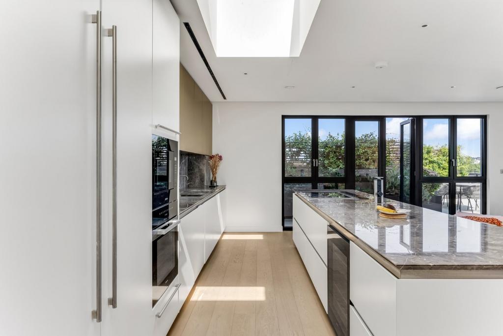 Apartment in St John's Wood, London - View 2