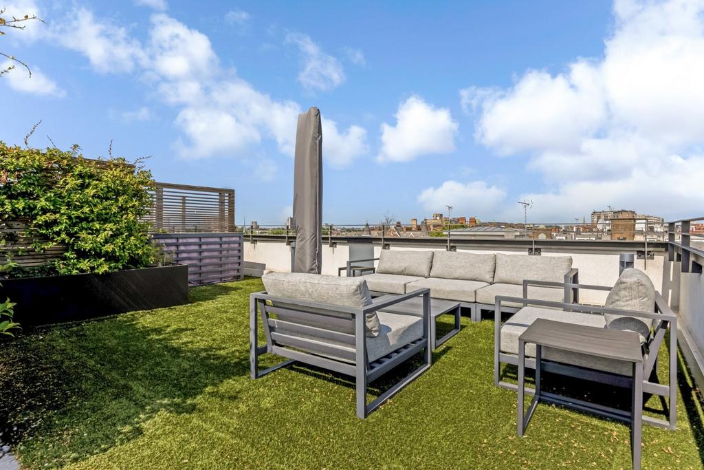 Apartment in St John's Wood, London - View 3