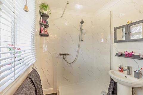 2 bedroom detached bungalow for sale, Ashbee Close, Snodland