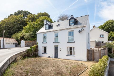 2 bedroom ground floor flat for sale, Rohais De Haut, St. Andrew, Guernsey