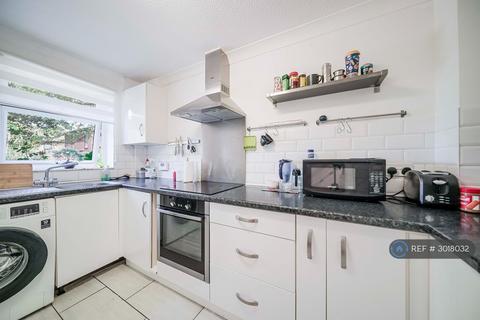 2 bedroom terraced house to rent, Inkerman Road, Knaphill, Woking, GU21