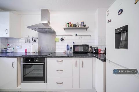 2 bedroom terraced house to rent, Inkerman Road, Knaphill, Woking, GU21