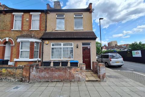 2 bedroom flat to rent, Dysons Road, London