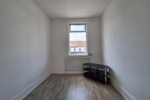 2 bedroom flat to rent, Dysons Road, London