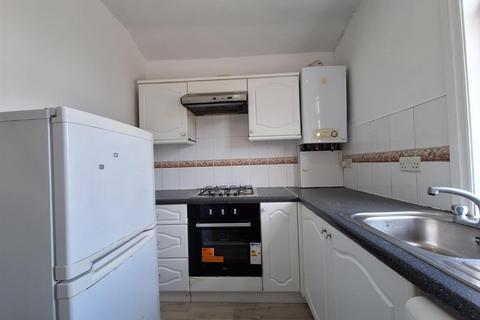 2 bedroom flat to rent, Dysons Road, London