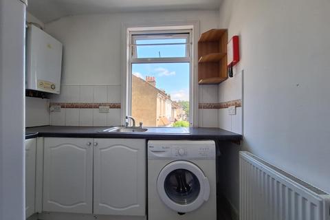 2 bedroom flat to rent, Dysons Road, London