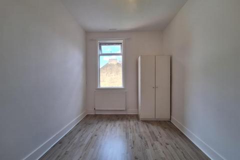2 bedroom flat to rent, Dysons Road, London