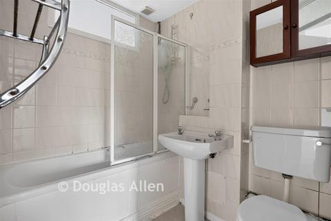 2 bedroom flat for sale, Millhaven Close, Romford RM6