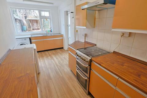 3 bedroom end of terrace house to rent, Wendover Rise, Coventry CV5