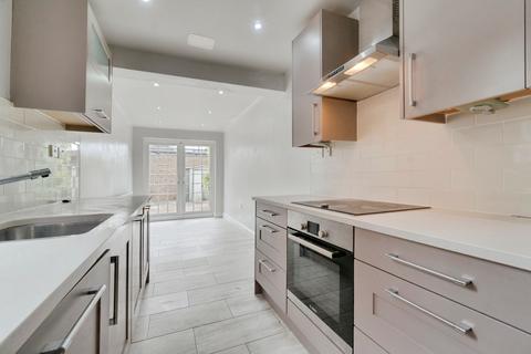 2 bedroom semi-detached house to rent, Queens Road, High Wycombe, HP13