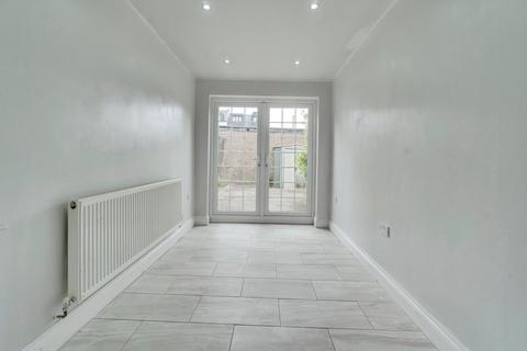 2 bedroom semi-detached house to rent, Queens Road, High Wycombe, HP13