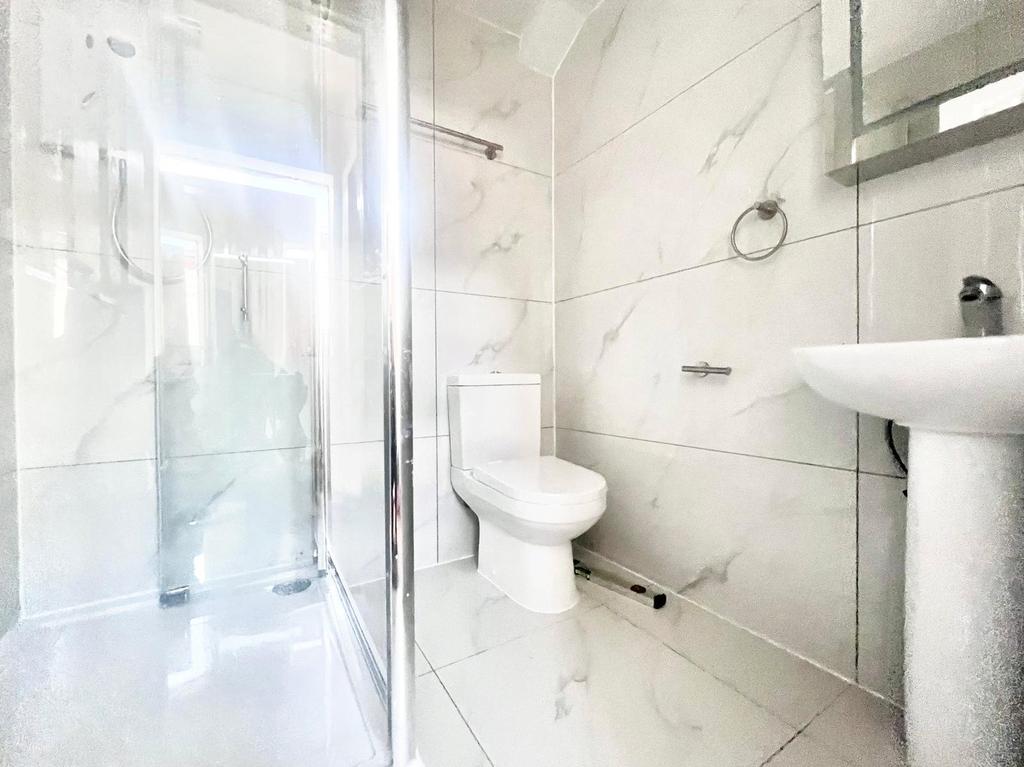 Apartment in Hounslow - View 3