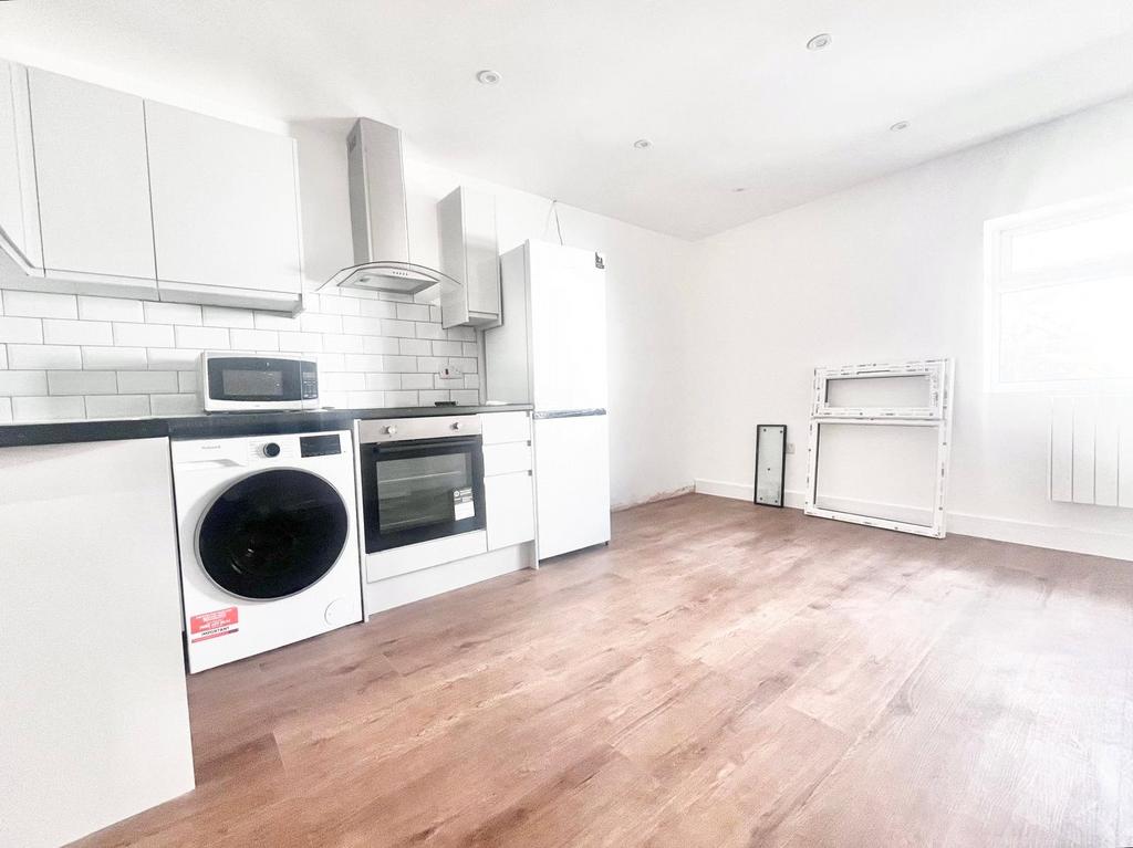 Apartment in Hounslow - View 4