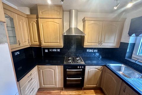2 bedroom house to rent, Symes Road, Poole, BH15