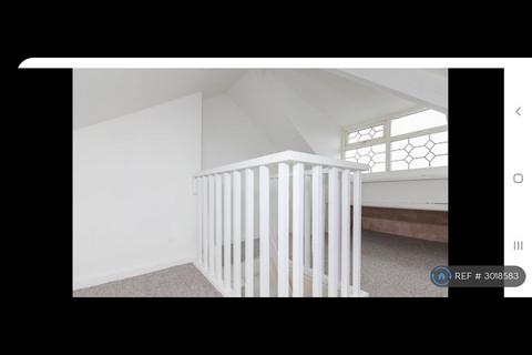 3 bedroom semi-detached house to rent, Lewis Road, Droylsden, Manchester, M43