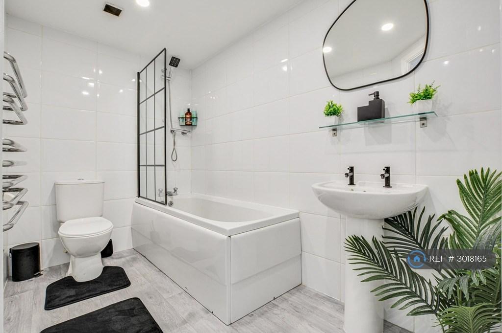 Apartment in Salford - View 3