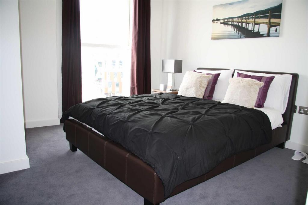 Apartment in Salford Quays - View 3
