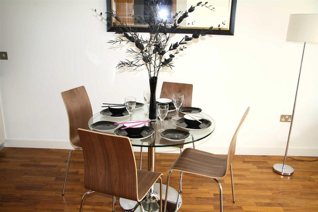 Apartment in Salford Quays - View 4