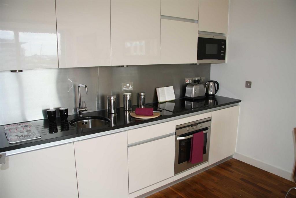 Apartment in Salford Quays - View 5