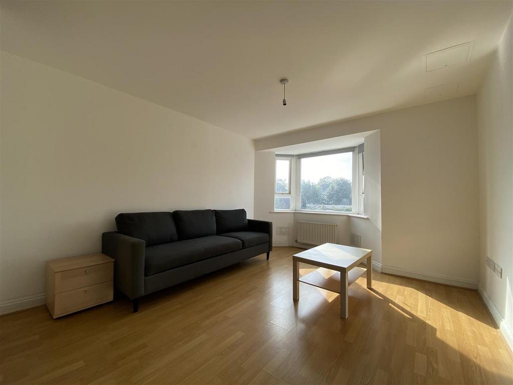 House in London, Seven Kings - View 2