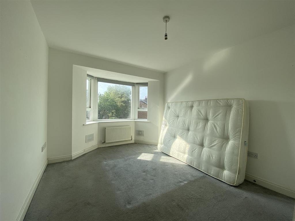 House in London, Seven Kings - View 5