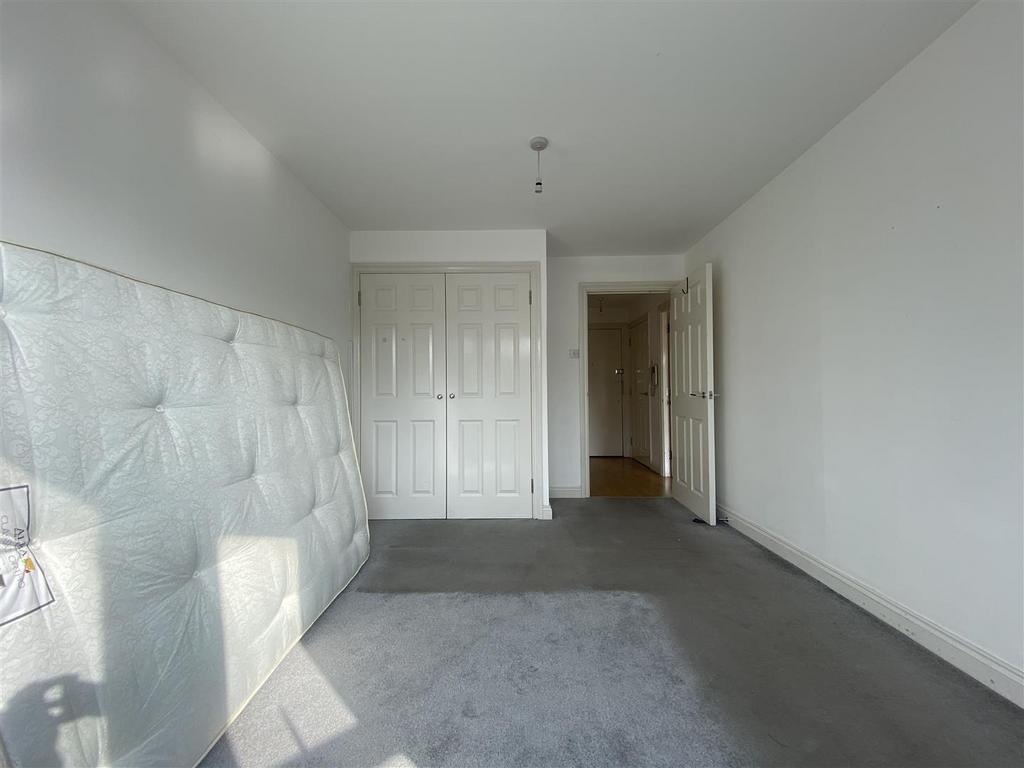 House in London, Seven Kings - More