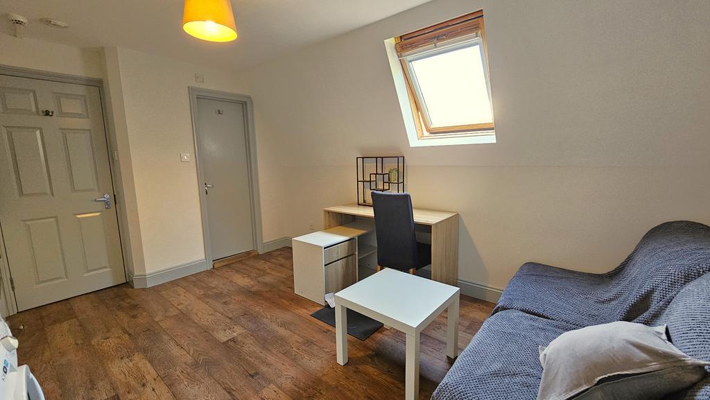 Apartment in Cricklewood - View 4