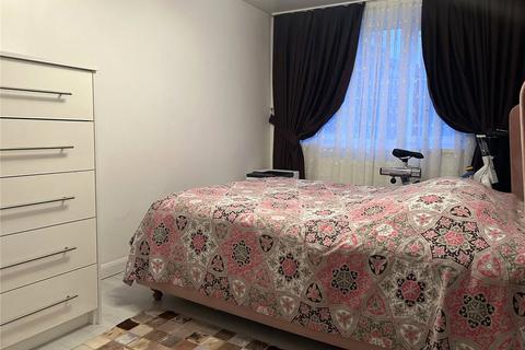 3 bedroom end of terrace house to rent, Oakmoor Way, Chigwell IG7