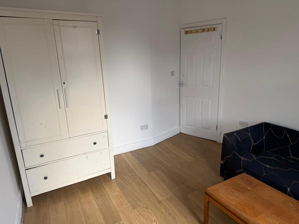 Apartment in London, Southall Green - View 2