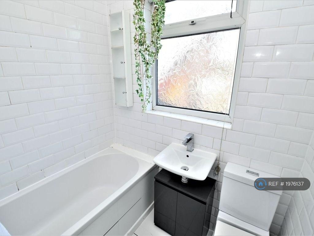 House in Salford - View 4
