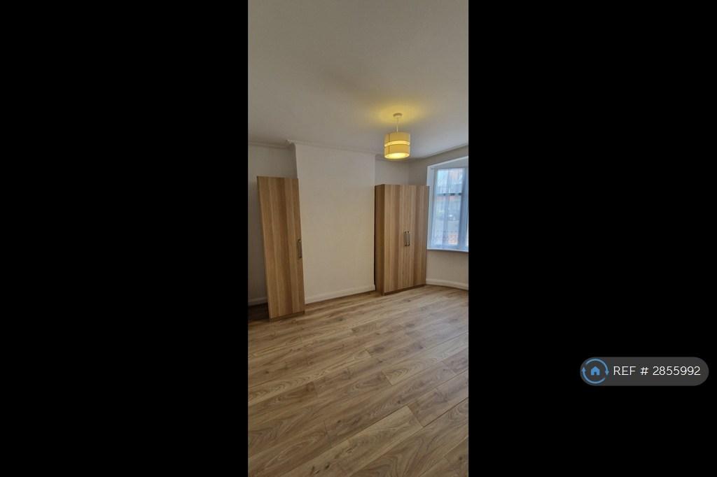 Apartment in Hounslow - View 4