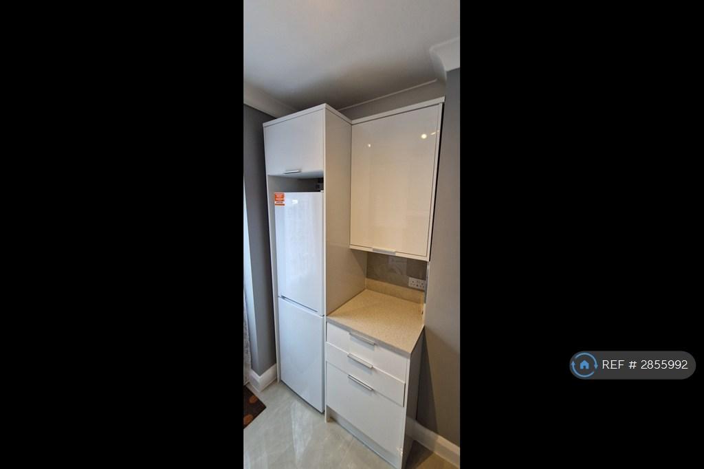 Apartment in Hounslow - View 5