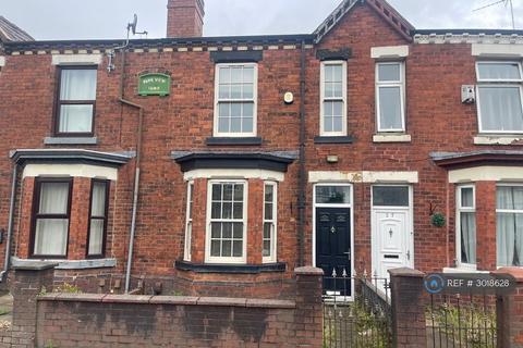 3 bedroom terraced house to rent, Warrington Road, Ashton-In-Makerfield, Wigan, WN4