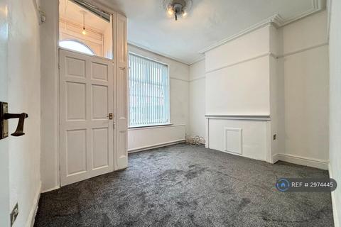 2 bedroom terraced house to rent, Oldham Road, Manchester, M24