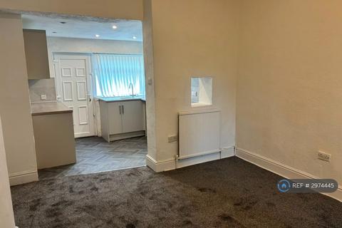 2 bedroom terraced house to rent, Oldham Road, Manchester, M24