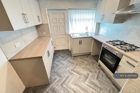 2 bedroom terraced house to rent, Oldham Road, Manchester, M24