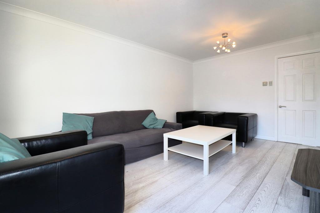 Apartment in Brentford - View 2