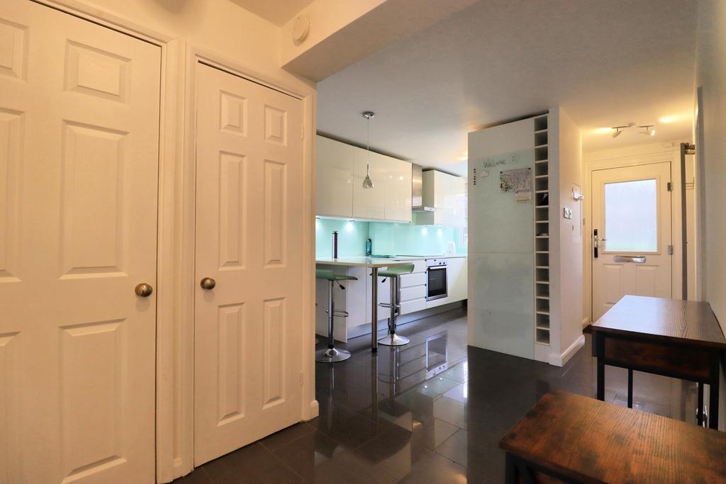 Apartment in Brentford - View 3