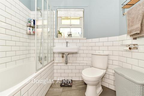 1 bedroom flat for sale, Kenilworth Place, Noak Bridge, Basildon, Essex
