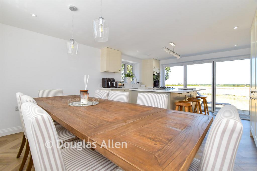 House in Brentwood - View 5