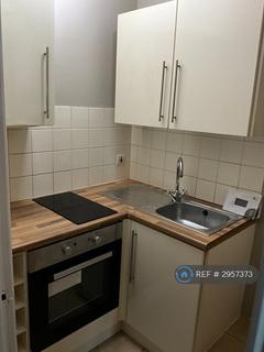Studio to rent, Victoria Crescent, Manchester, M30