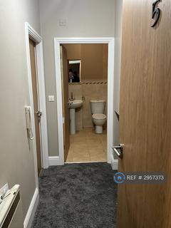 Studio to rent, Victoria Crescent, Manchester, M30