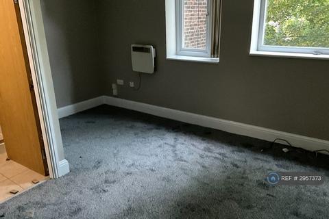 Studio to rent, Victoria Crescent, Manchester, M30