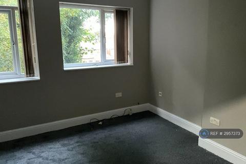 Studio to rent, Victoria Crescent, Manchester, M30