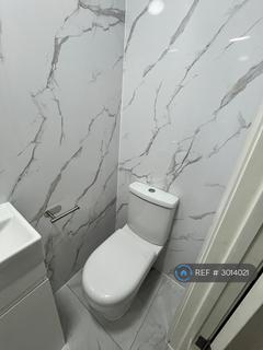 1 bedroom in a house share to rent, Heathcroft Avenue, Sunbury-On-Thames, TW16