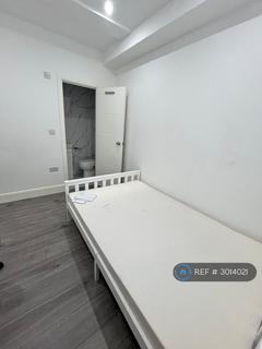 1 bedroom in a house share to rent, Heathcroft Avenue, Sunbury-On-Thames, TW16
