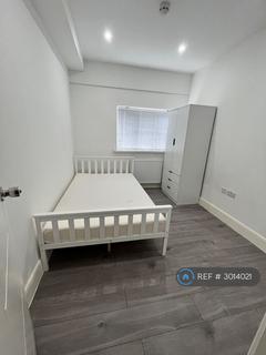 1 bedroom in a house share to rent, Heathcroft Avenue, Sunbury-On-Thames, TW16